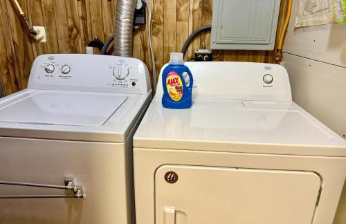 WOW!! Ultimate Pocono Retreat Hot Tub, Game Room, Fire Pit, Near Lakes & Hiking! - Foto 44