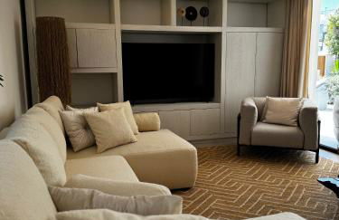 Marbella Bliss - Luxury 4-Bedroom VILLA with Garden, Private POOL & Jacuzzi, Marbesa near- 5 min to the Cabopino Beach - Photo 60