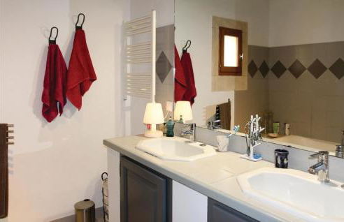 Lovely Home In La Roche St Secret - Photo 31