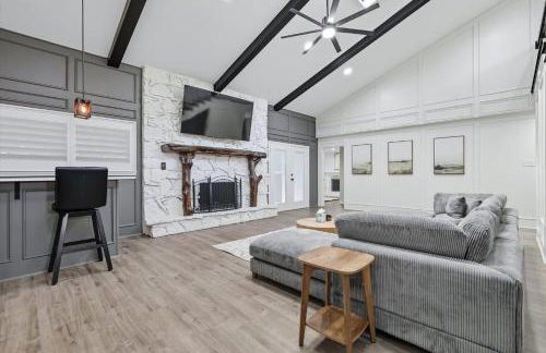 5BD Modern Farmhouse Retreat Sleeps 12 - Photo 9