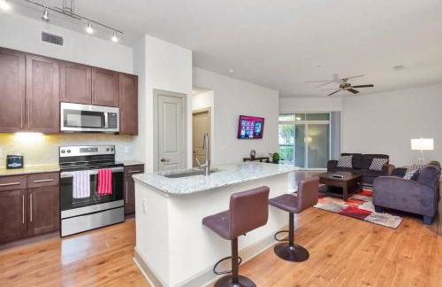 Stylish Open Concept Apt with King Bed, walking distance from NRG Texans Stadium, 1 mile to Med Center, Free Parking - Foto 18