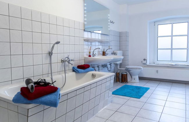 Courtyard View - Manor by the Lake - Photo 7