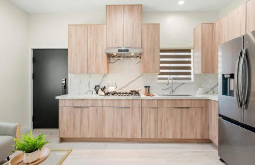 Cozy Modern Home w Full Kitchen & Parking - Foto 4