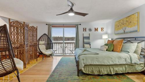 Spacious Accessible Waterfront Retreat with Hot Tub - Foto 3