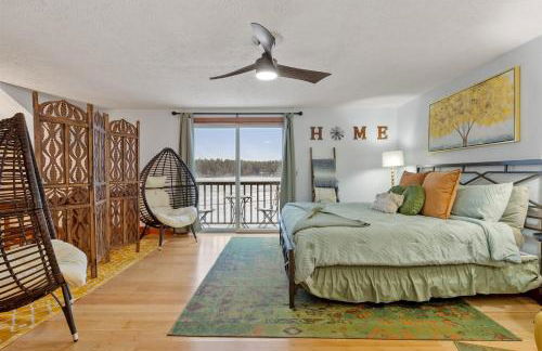 Spacious Accessible Waterfront Retreat with Hot Tub - Foto 3