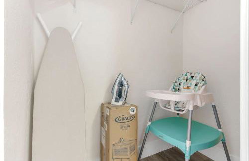 Charming 4BR Oasis with Saltwater Pool and Parking - Foto 24