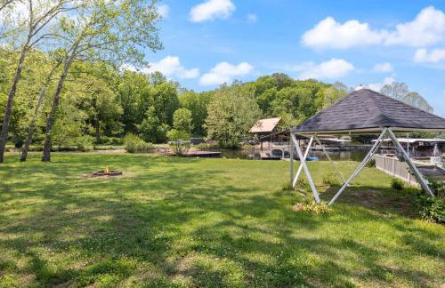 New! 2 Homes-Firepit, Hot Tub, Huge Yard and Dock - Foto 51