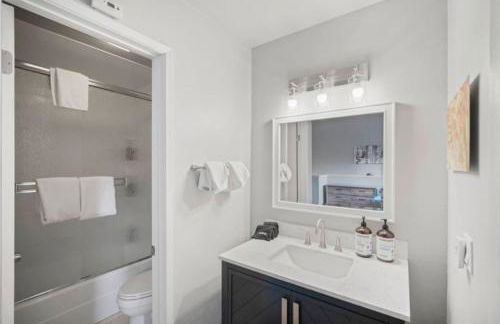 Guest Favorite Spacious Remodeled 2 Bdrm 2 Ba Mountain Views - Photo 39