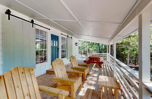 6 Mi to Lake Brookeland Home with Treehouse Vibes - Photo 3