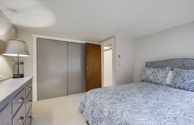 Killington Mountain Home! HotTub & 5 min to Skiing! 3 Bedroom Home by RedAwning - Foto 3