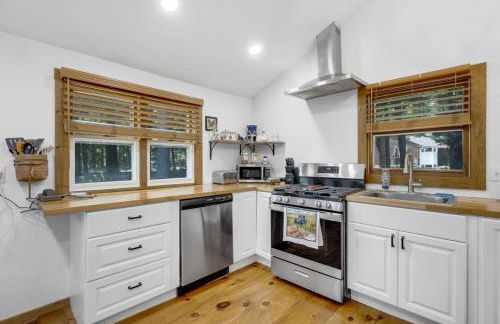 Twin Pines Retreat - Lake, Firepit and Games - Foto 37