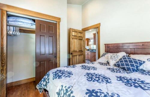 Sunny Mountain Cabin for a Group Getaway in West Glacier, Montana - Foto 37