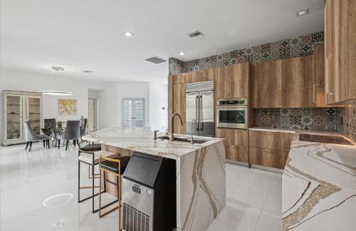 Luxury Modern Waterfront House in BEST Location! King Bed Suite & Close to Beach - Photo 12