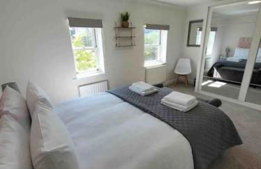 5 Bed Modern Cheltenham Town Centre Home - Photo 1