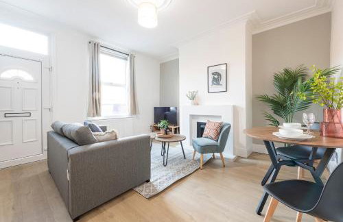 Spacious 2 Bedrooms House Near Leeds Centre, Free Parking, Ideal for Contractors & Long Stays - NordStay - Photo 16