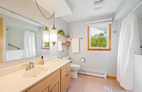 Yorita Manor - Lake Front Getaway! Dogs, Fire Pit & Deck - Photo 12