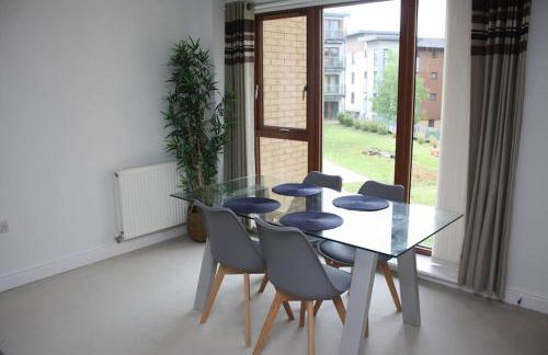 Spacious 2 Bed 2 Bath Apartment & Free Parking - LGW 10min drive - Foto 3
