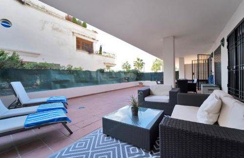 Apartamento con enorme terraza en complejo con piscina en Nueva Andalucía - Lorcrimar - Foto 8