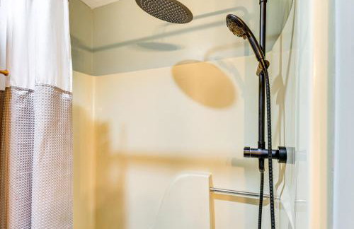 Secluded Family Cabin with Fire Pit in Lake Ariel! - Foto 18