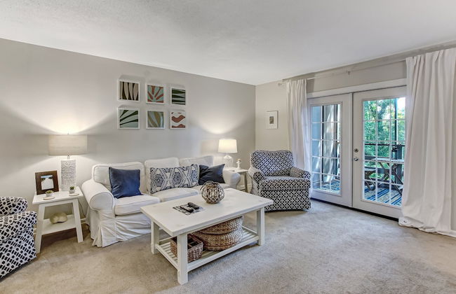 Secluded Condo with Peaceful Wooded Views and Easy Access to the Beach by RedAwning - Foto 1