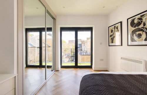 Staines Riverside by Charles Hope - Foto 60