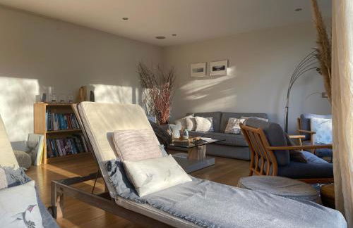 Cosy Cotswold Lodge by Your Home Here - ideal for families, log-burner, spa, private parking, EV Hookup included and heated swimming pools - Foto 31