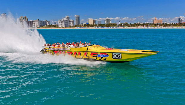 Bateau à moteur thriller sur les eaux de Miami