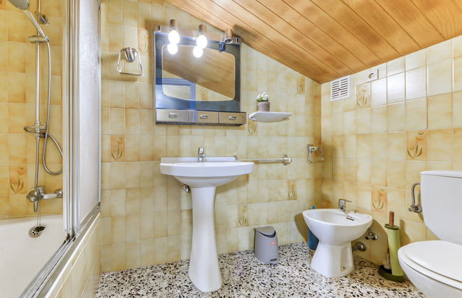 Beautiful Apartment With View - Photo 25