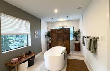 Super stylish 4 BR Home Steps from the Fun - Foto 6