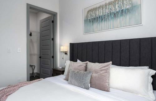 Luxury Apartment with Pool, Restaurants, Shopping) - Photo 29