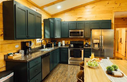 Luxe Lodge Escape - Hot Tub-Outdoor Movies-Game Room-Fire Pit - Foto 7
