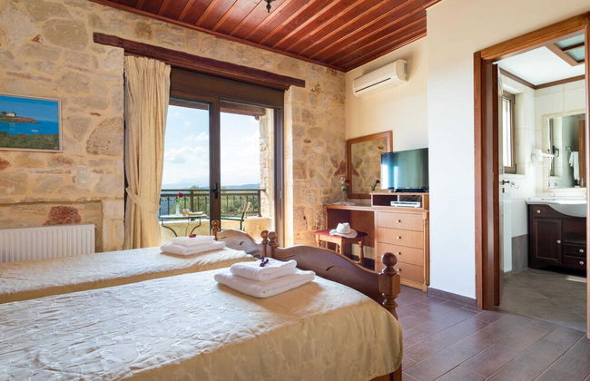 Villa in Tavronitis With Pool & Stunning Views - Photo 3