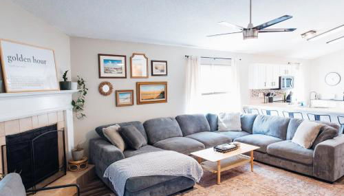 Golden Hour Getaway- Guest Favorite, 2 Min to Beach, Seasonal Pool & Arcade - Foto 2