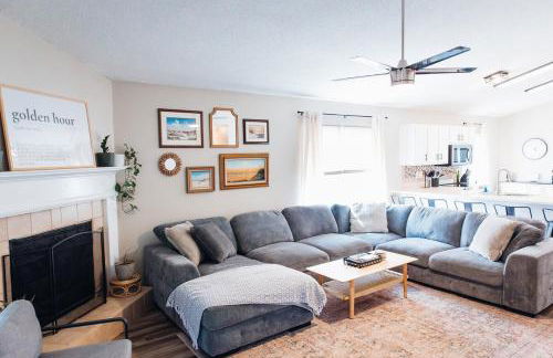 Golden Hour Getaway- Guest Favorite, 2 Min to Beach, Seasonal Pool & Arcade - Foto 2