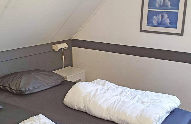 Appealing Bungalow With Garden - Photo 4