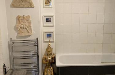 STUNNING GARDEN APARTMENT Central Exclusive Self Catering With Free Off Road Parking By Flat & Wiffi Beautifully Secluded 3 mins From All Amenities THIS IS A HOME NOT A HOTEL - Photo 2