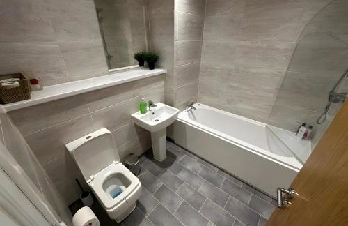 Two Bedroom City View Apartment Liverpool by StaySavvy Accommodation - Photo 50