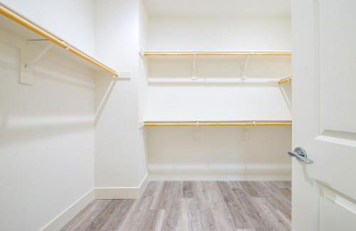 Modern 4BR - Private Balcony - Garage Parking - Foto 27