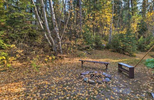 Riverfront Hungry Horse House with Large Deck! - Foto 39