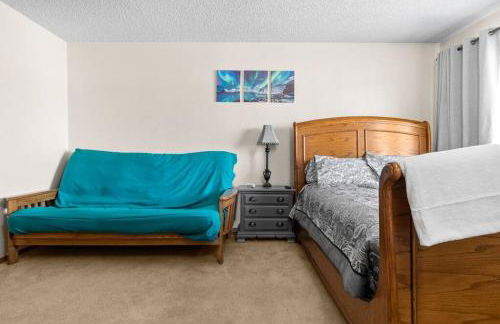 Alaskan WolfDen Close to airport centrally located - Photo 29