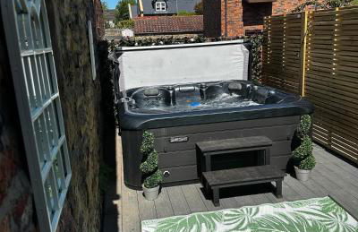 Stunning Town Center Cottage with hot tub - Foto 37