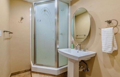 Retro Retreat - Fire Pit, Billiards, Media Room, Games - Photo 11