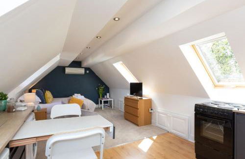 Stunning studio flat with dedicated private garden - Photo 11