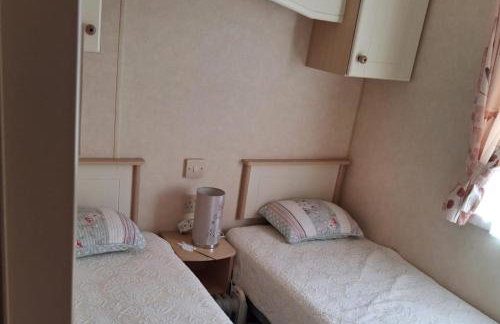 2Bed-Cabin Sleeps 4 WiFi Free Parking Sea Views - Photo 3