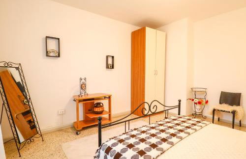 The Cozy Apartment - Wi-Fi, Smart TV, Free Parking - Foto 19