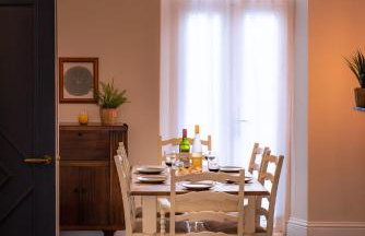 Spacious Victorian 4 Bed l Cocktail Bar Spa Bath Workspaces - Photo 7