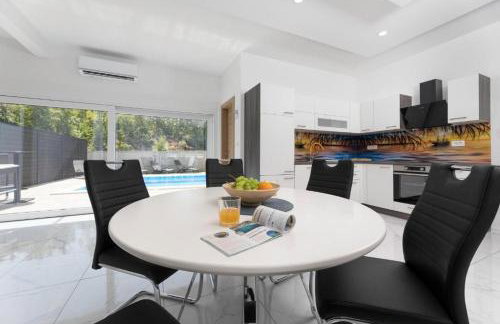 VILLA GEORGE z ogrevanim bazenom in vrtno kuhinjo - Foto 9