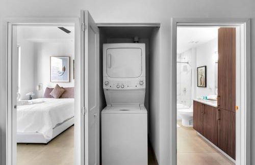 Miami Magic Vibrant 2 Bedroom with Free Parking - Photo 22