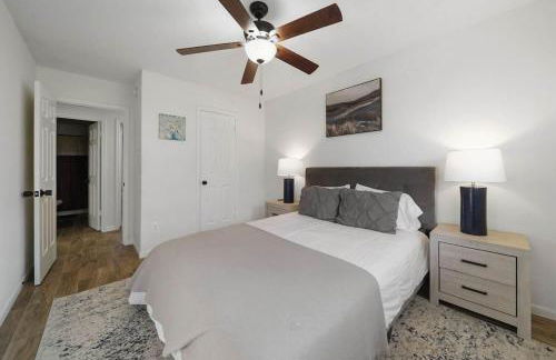 IAH Place: 4 bed, patio-sleeps 8+ - Foto 9
