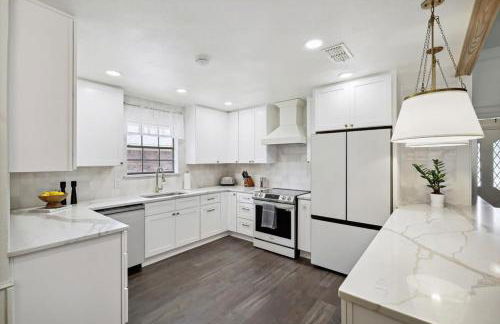 Allen Abode - 4 Bedrm Pool Fire Pit Charm - Photo 13